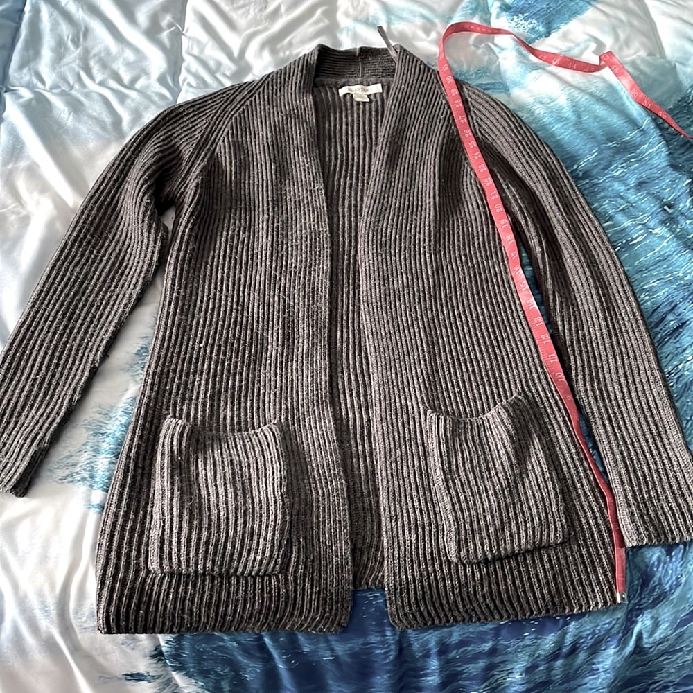 Grey sweater with 2 pockets